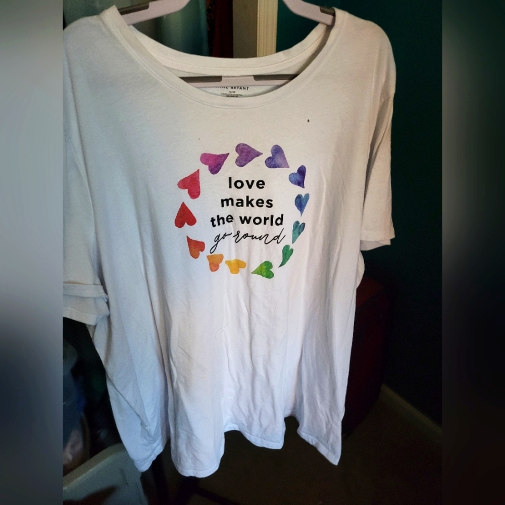 Love Makes the World Go Round tee 🏳️‍🌈